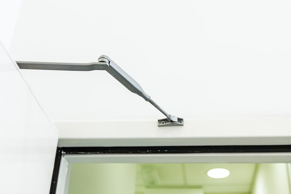 Samozamykacz do drzwi – działanie i funkcja urządzenia